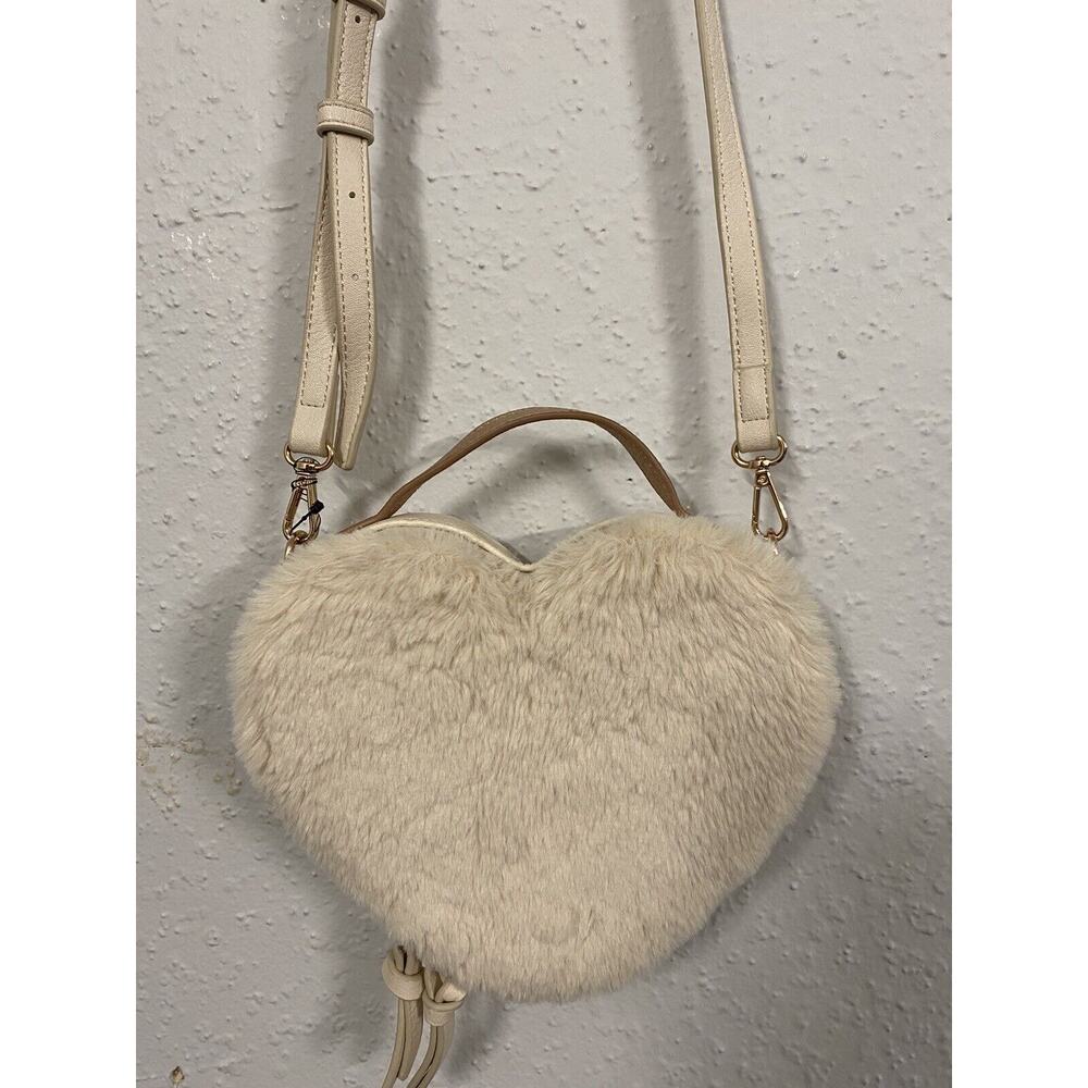 Lauren Conrad Fur Contemporary Heart Crossbody Ivory Handbag SMALL PURSE 8"X6.5"